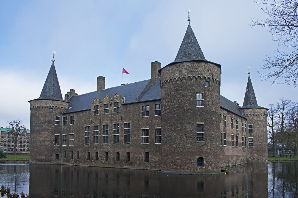 Kasteel Helmond met zijn torens weerspiegeld in de slotgracht