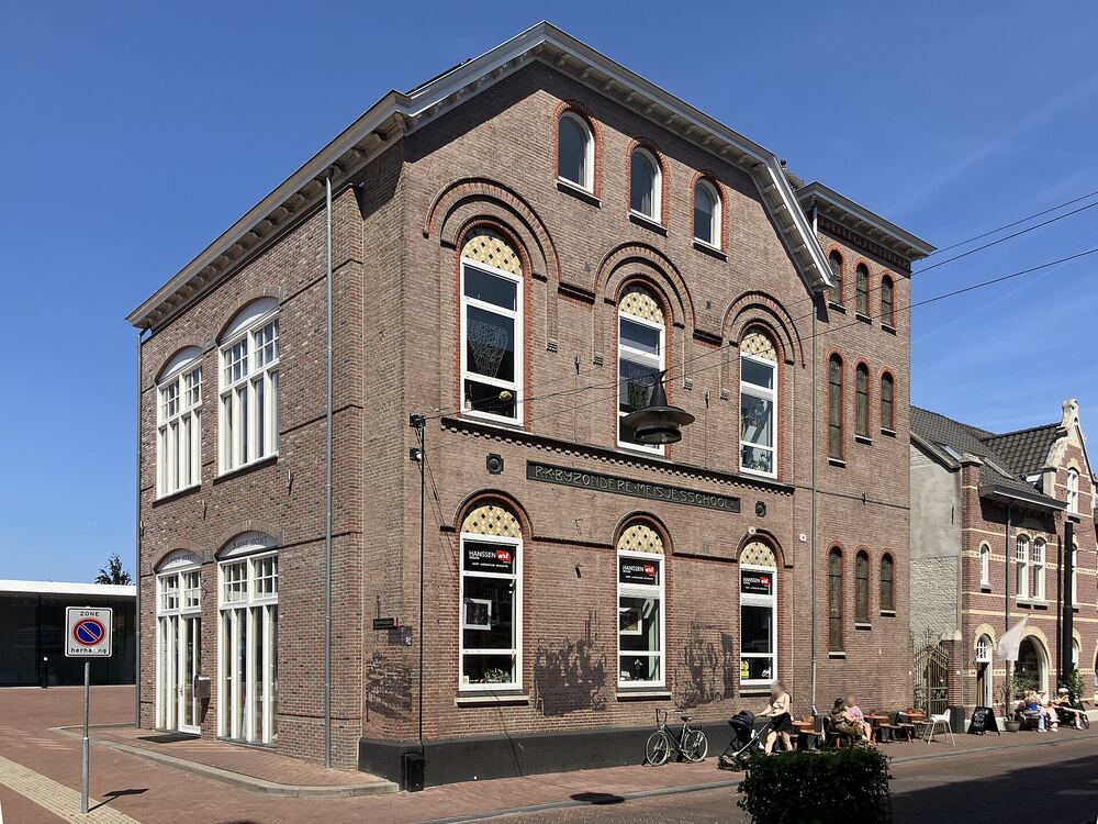 De voormalige Mariaschool uit 1914 in Helmond, een bakstenen schoolgebouw