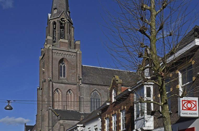 Monumentaal orgel in Sint-Lambertuskerk Helmond met houten pijpen en klassieke kerkarchitectuur